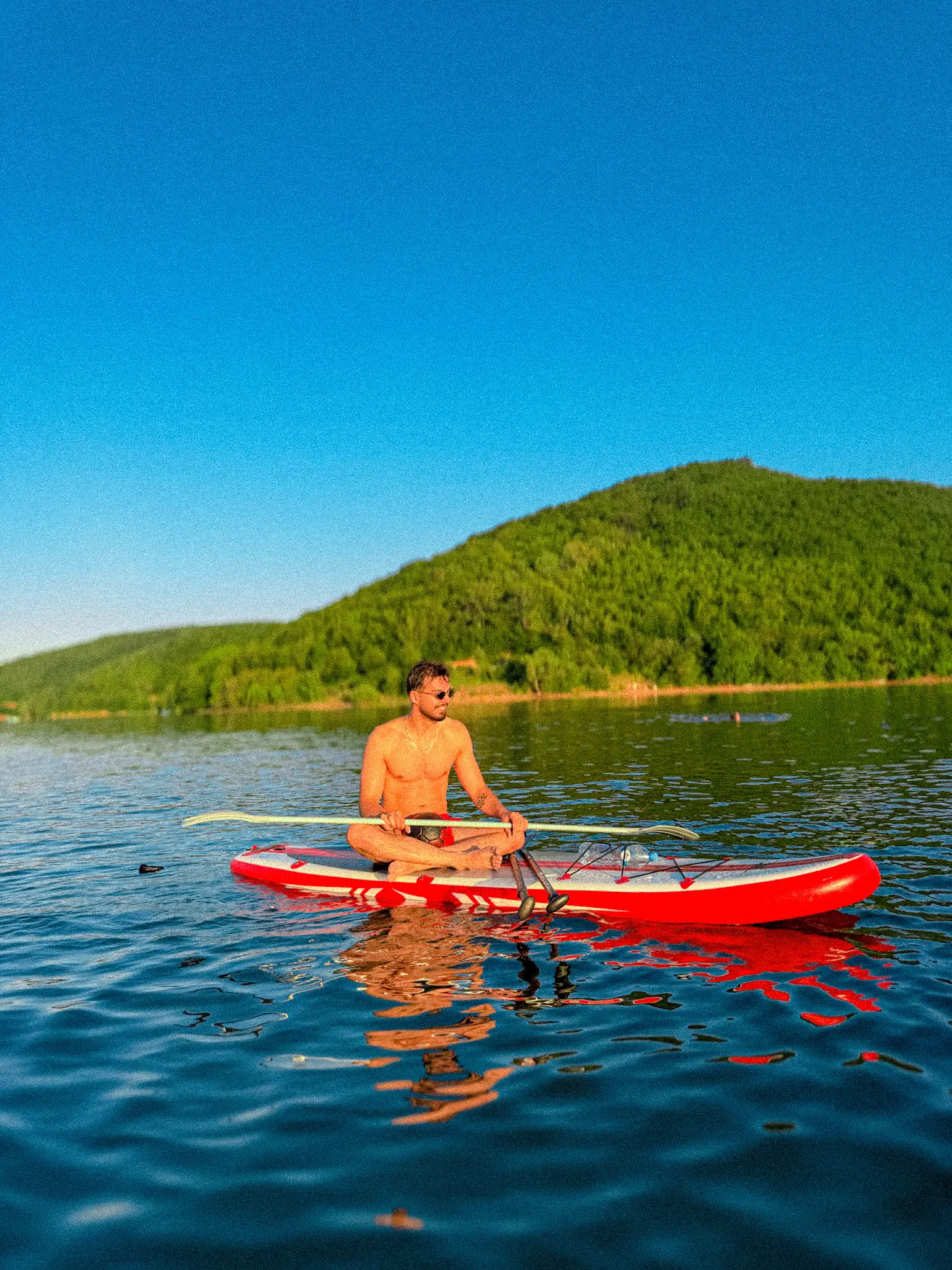SUP Kosova paddlers on the lake